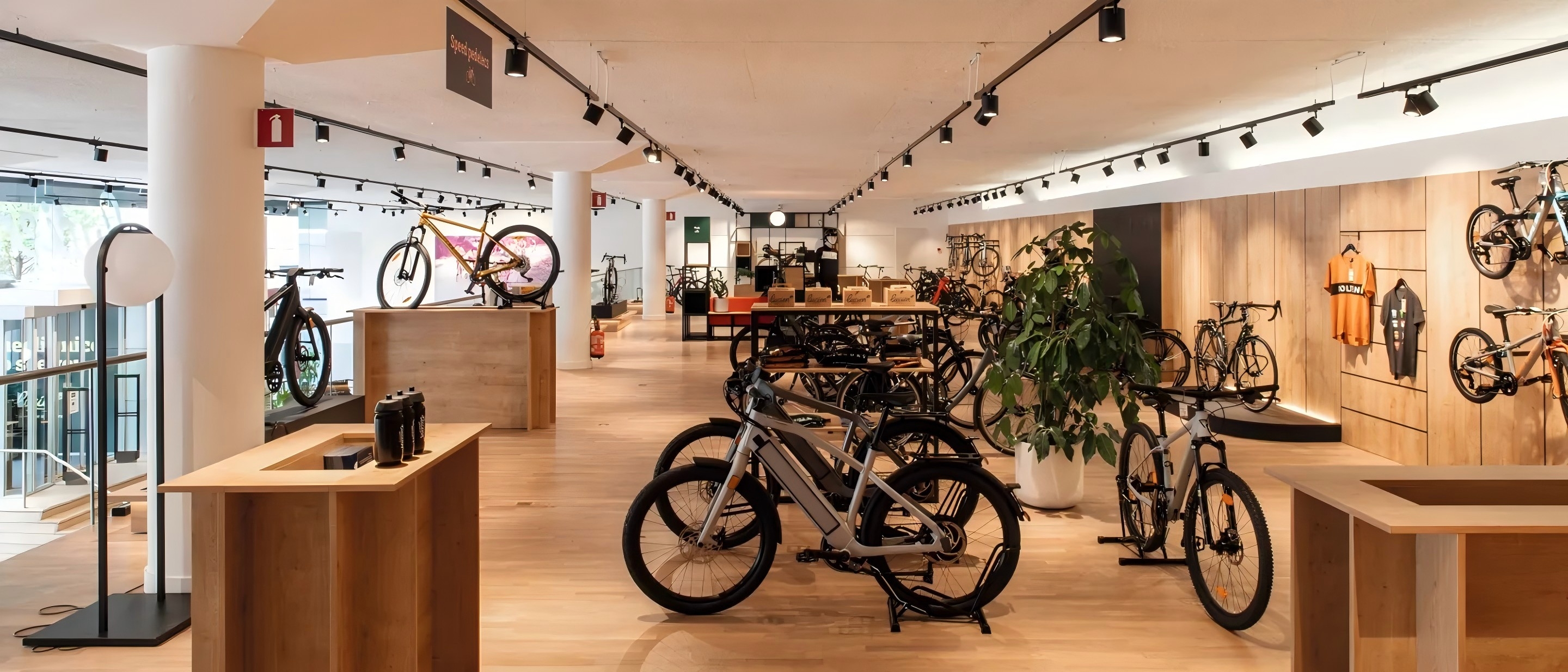 cs_edp_bikestore_lucien_showroom_side_view.jpg